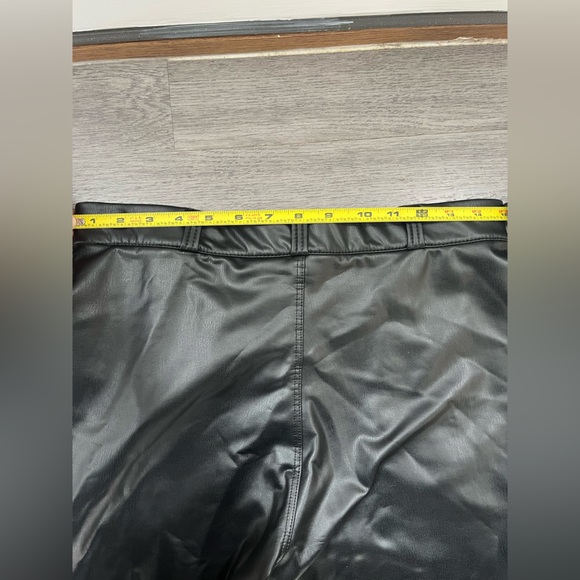 Women’s Blackck Leather Pants - Picture 3 of 3